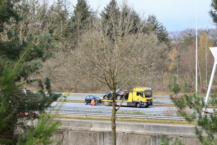 Snelweg afgesloten door ongeval met twee auto's