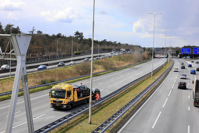 Snelweg afgesloten door ongeval met twee auto's
