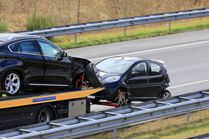 Snelweg afgesloten door ongeval met twee auto's