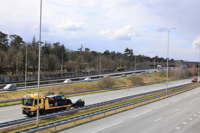 Snelweg afgesloten door ongeval met twee auto's