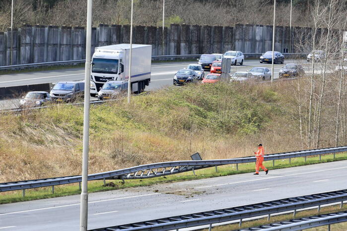 Snelweg afgesloten door ongeval met twee auto's