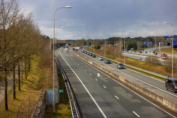 Snelweg afgesloten door ongeval met twee auto's