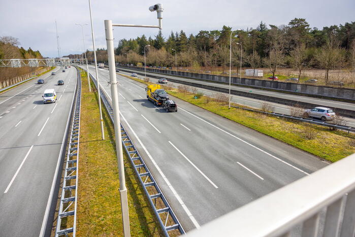 Snelweg afgesloten door ongeval met twee auto's