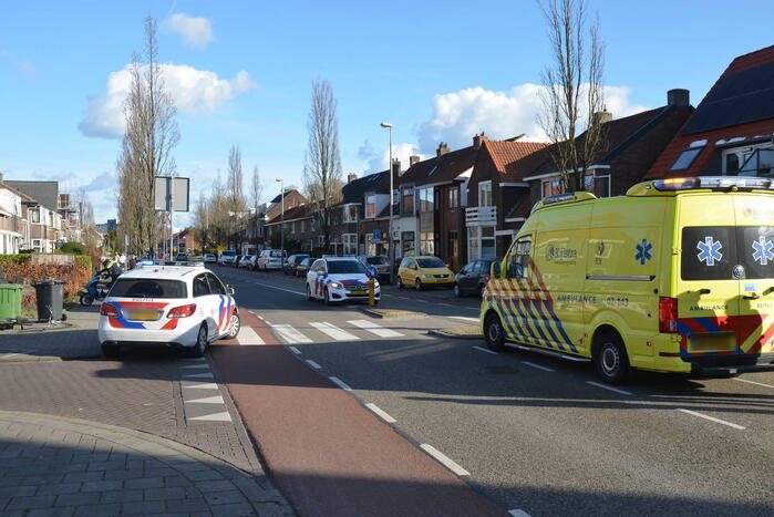 Scooterrijder botst op auto