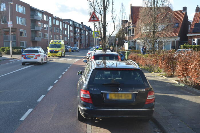 Scooterrijder botst op auto