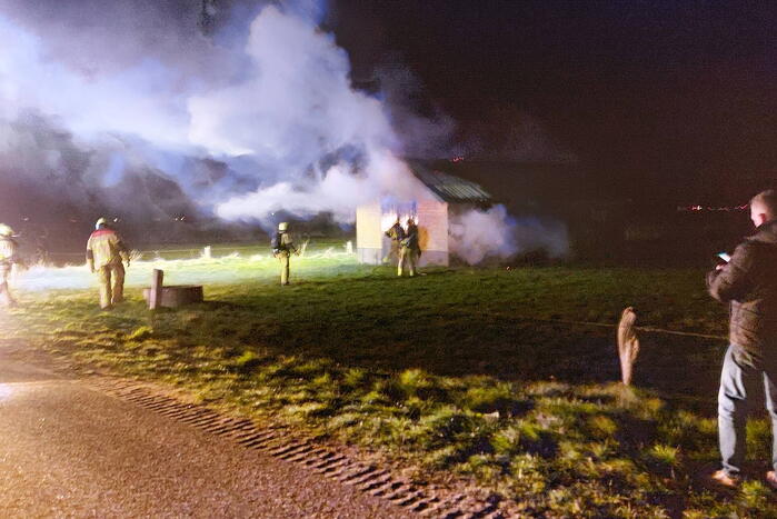 Schuur brandt volledig uit