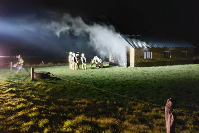 Schuur brandt volledig uit