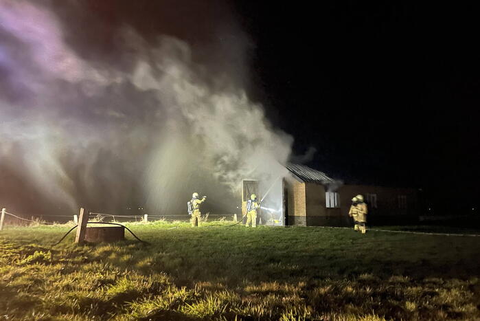 Schuur brandt volledig uit