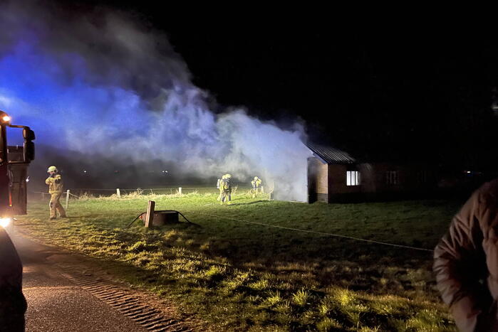 Schuur brandt volledig uit