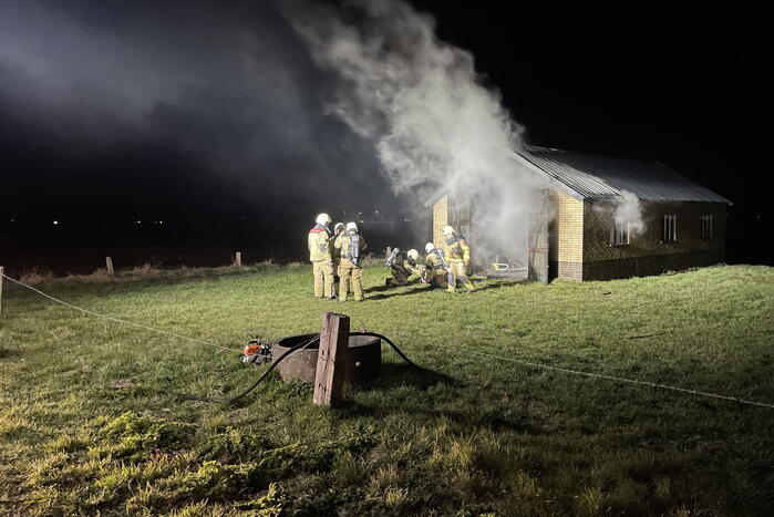 Schuur brandt volledig uit