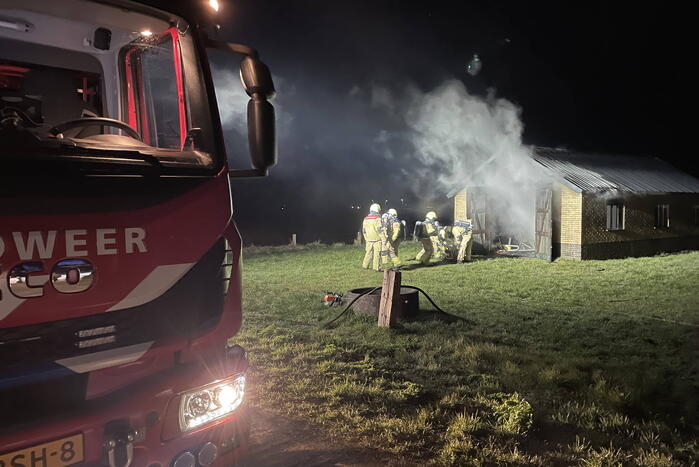 Schuur brandt volledig uit