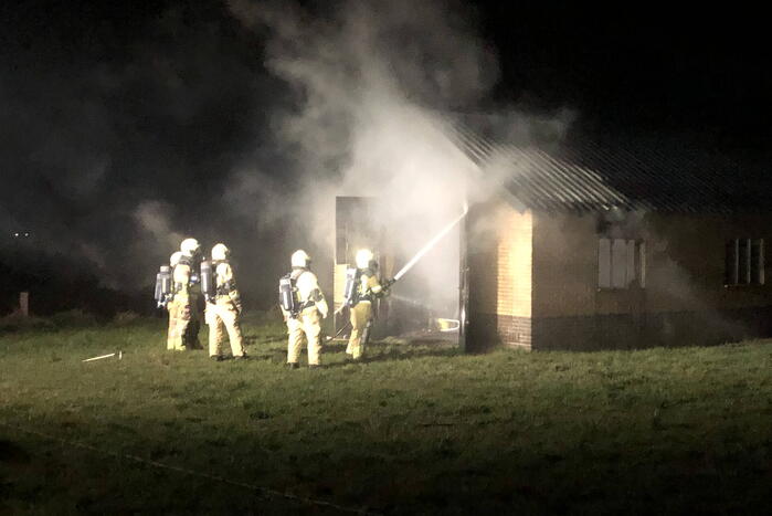 Schuur brandt volledig uit