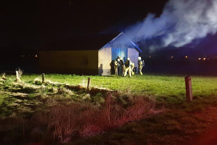 Schuur brandt volledig uit