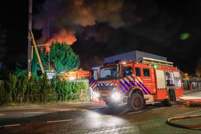 Grote vlammen bij uitslaande brand in garage pand