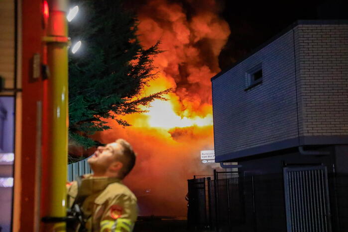 Grote vlammen bij uitslaande brand in garage pand