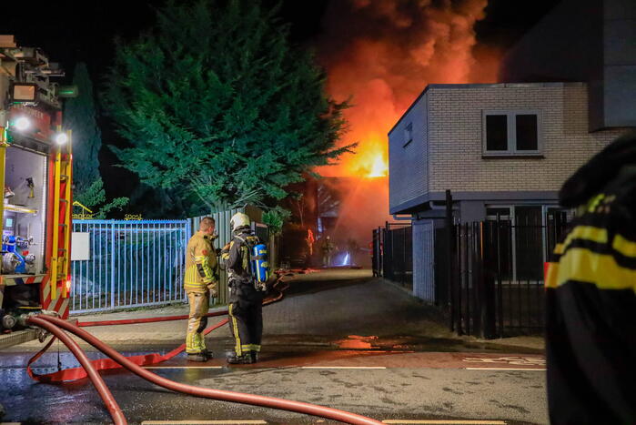 Grote vlammen bij uitslaande brand in garage pand