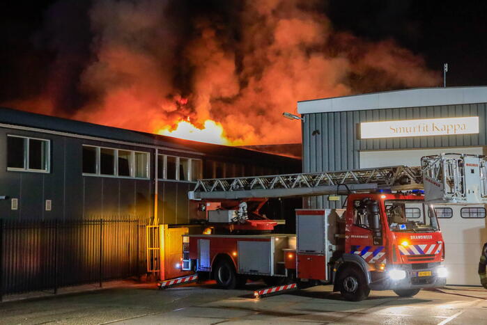 Grote vlammen bij uitslaande brand in garage pand