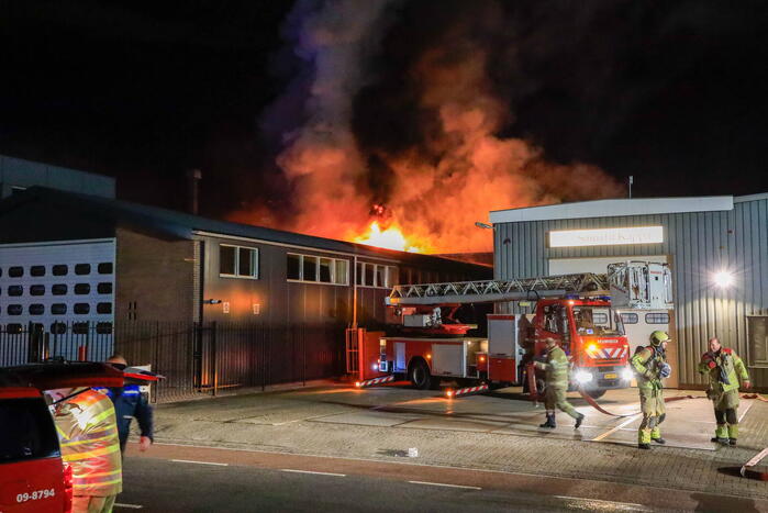 Grote vlammen bij uitslaande brand in garage pand