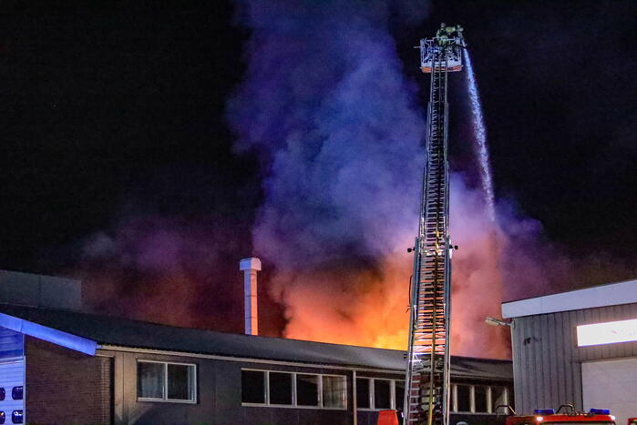 Grote vlammen bij uitslaande brand in garage pand
