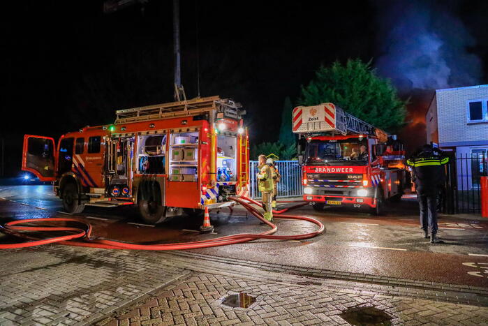 Grote vlammen bij uitslaande brand in garage pand