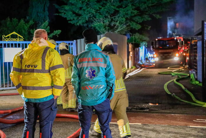 Grote vlammen bij uitslaande brand in garage pand