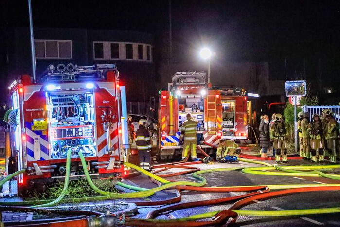 Grote vlammen bij uitslaande brand in garage pand