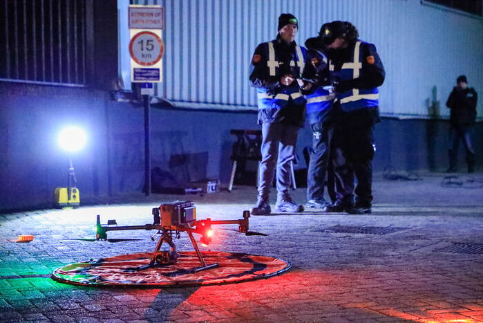 Grote vlammen bij uitslaande brand in garage pand