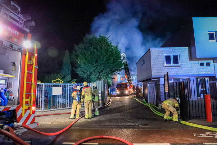 Grote vlammen bij uitslaande brand in garage pand