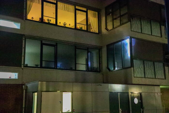 Brandweer redt persoon uit brandende woning