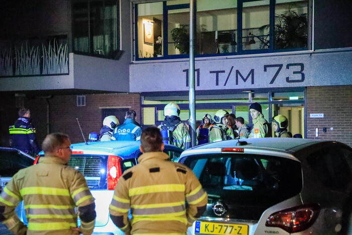 Brandweer redt persoon uit brandende woning