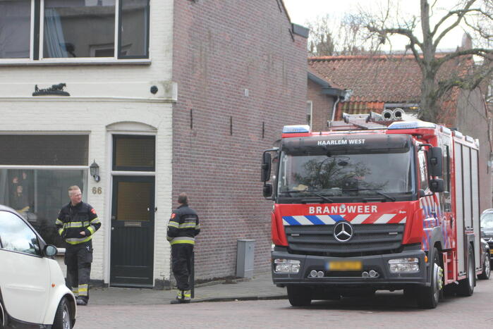 Adviseur van de brandweer doet onderzoek naar vreemde lucht in woning