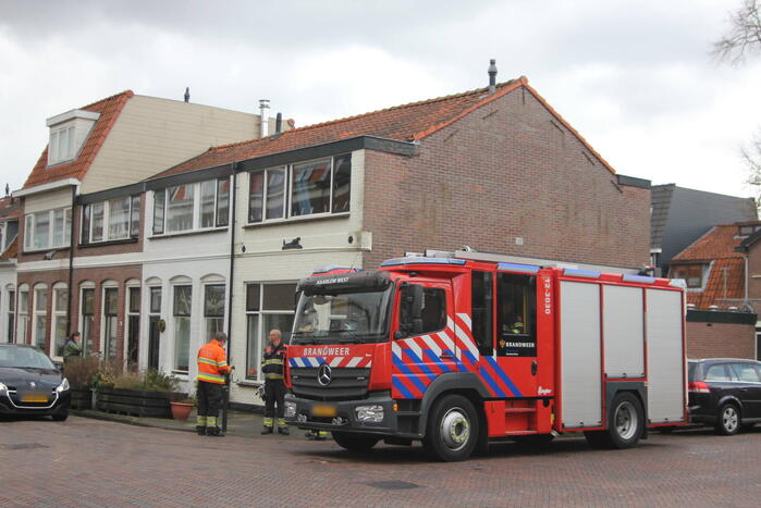 Adviseur van de brandweer doet onderzoek naar vreemde lucht in woning