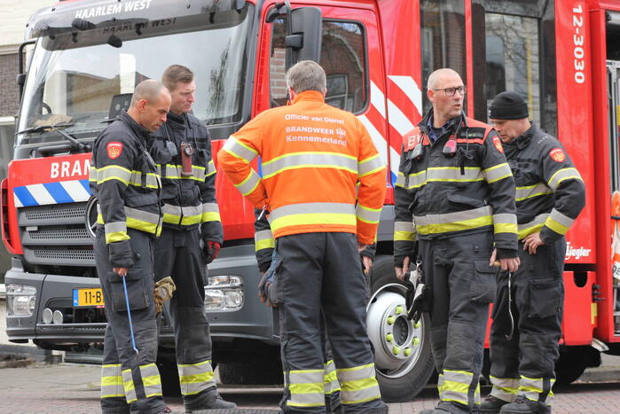 Adviseur van de brandweer doet onderzoek naar vreemde lucht in woning