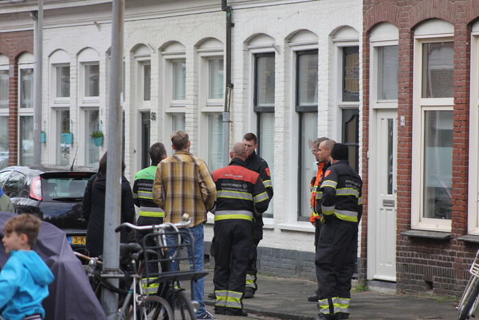 Adviseur van de brandweer doet onderzoek naar vreemde lucht in woning