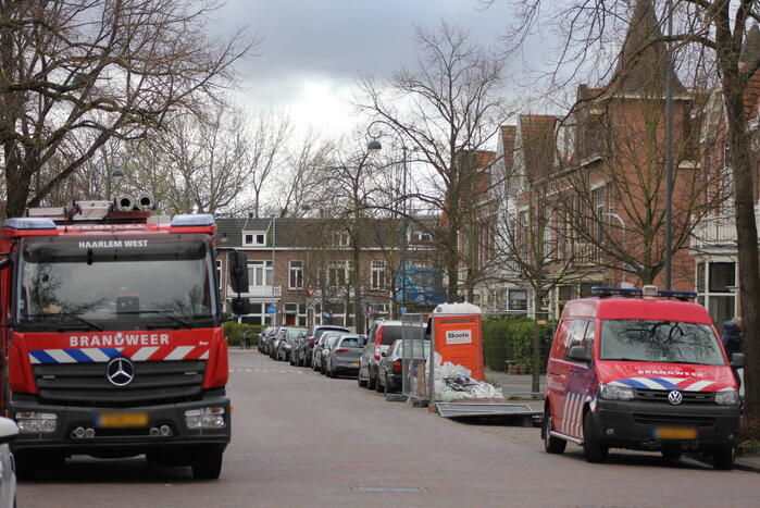 Adviseur van de brandweer doet onderzoek naar vreemde lucht in woning