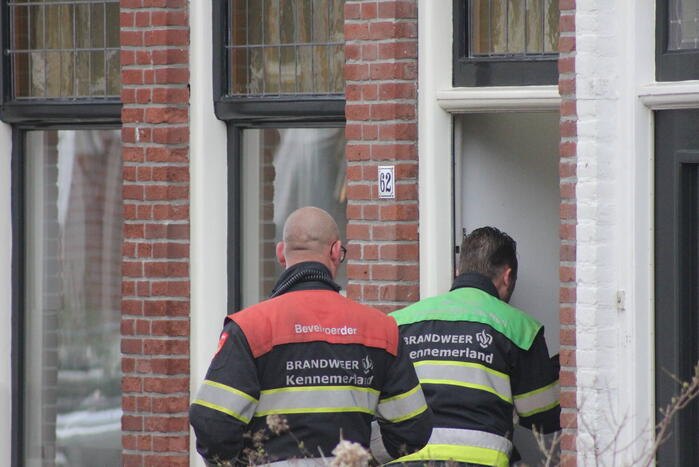 Adviseur van de brandweer doet onderzoek naar vreemde lucht in woning