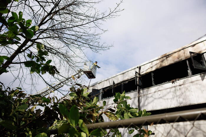 Enorme schade na verwoestende brand in pand garagebedrijf