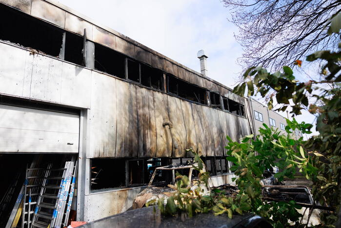 Enorme schade na verwoestende brand in pand garagebedrijf