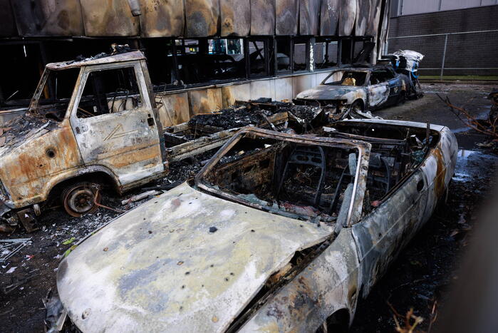 Enorme schade na verwoestende brand in pand garagebedrijf