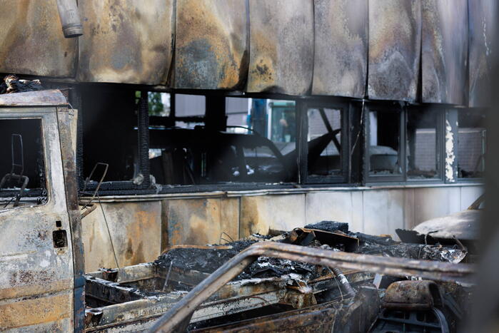 Enorme schade na verwoestende brand in pand garagebedrijf