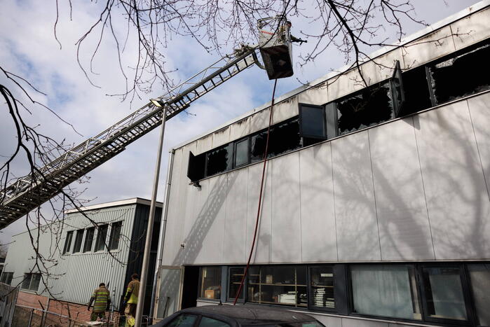 Enorme schade na verwoestende brand in pand garagebedrijf