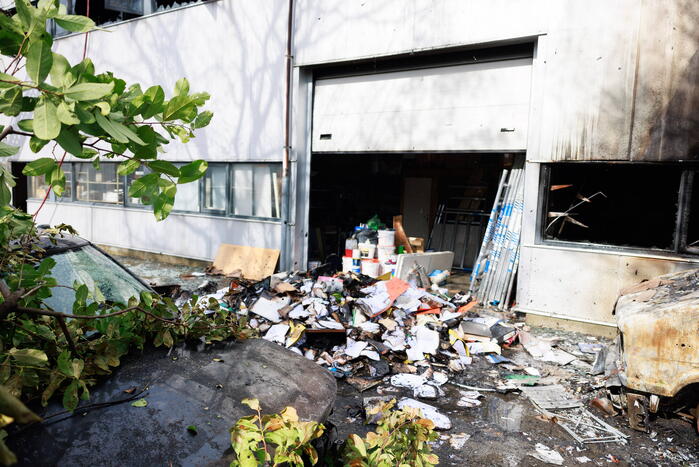 Enorme schade na verwoestende brand in pand garagebedrijf