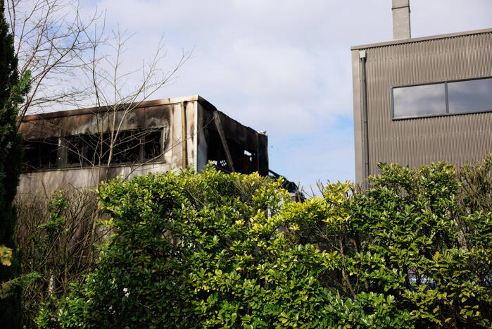 Enorme schade na verwoestende brand in pand garagebedrijf
