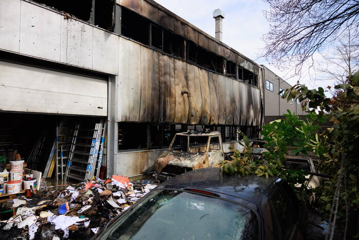 Enorme schade na verwoestende brand in pand garagebedrijf