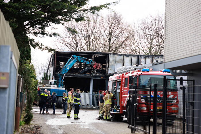 Enorme schade na verwoestende brand in pand garagebedrijf