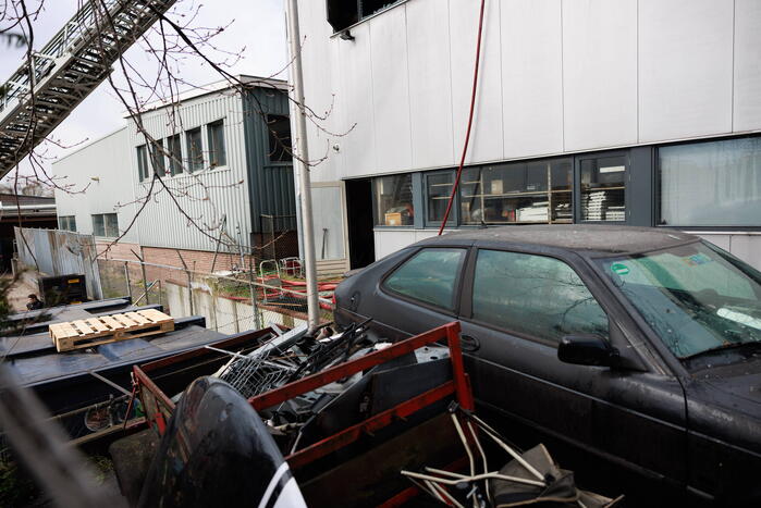 Enorme schade na verwoestende brand in pand garagebedrijf