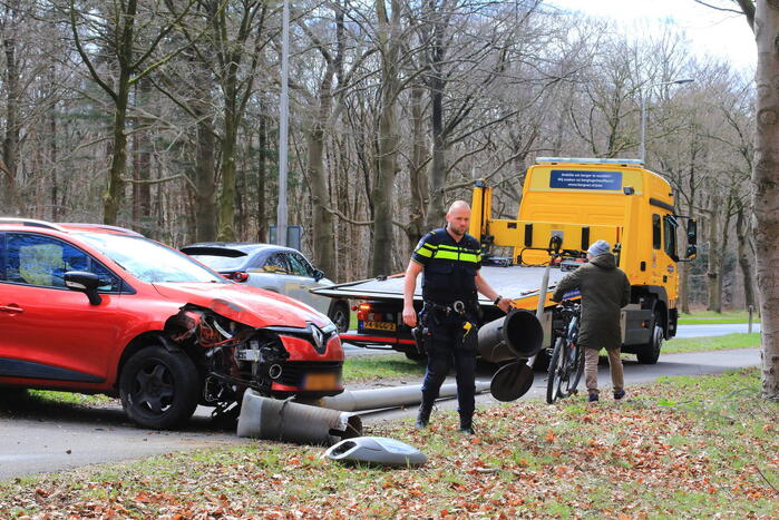 Flinke schade door botsing tegen lantaarnpaal