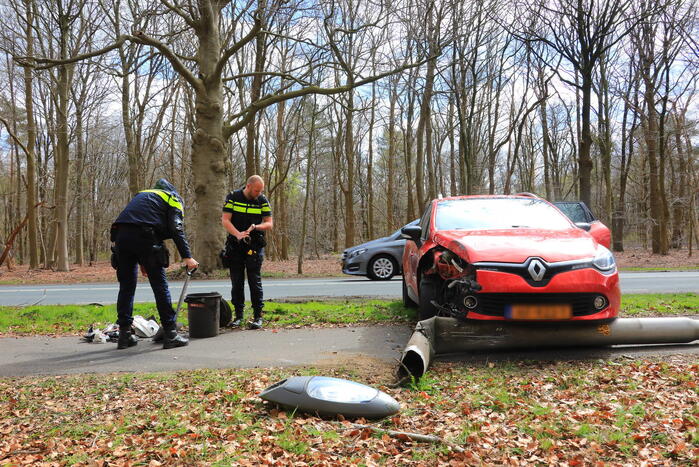 Flinke schade door botsing tegen lantaarnpaal