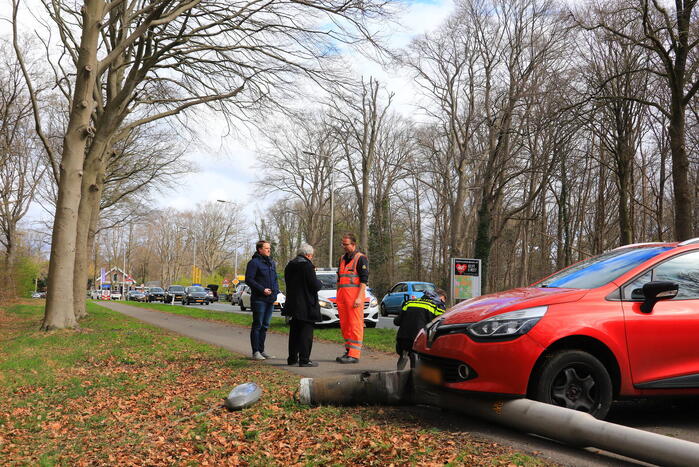 Flinke schade door botsing tegen lantaarnpaal