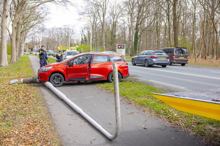 Flinke schade door botsing tegen lantaarnpaal